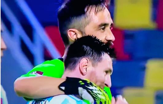 世预赛阿根廷战平智利 赛后梅西与老队友布拉沃寒暄